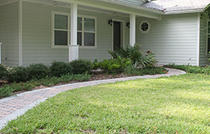A modest home with a Florida-Friendly lawn