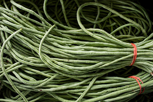 Bundles of very thin, long, green beans