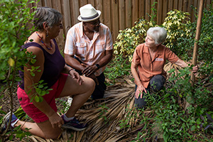 FFL Extension agents speaks with home gardens in their yard.